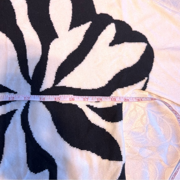 Tommy Bahama XS Black & White Design good for S/M Soft two-third Sleeve - Picture 8 of 10